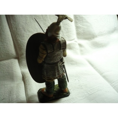 figurine en plomb Guerrier gaulois en armure celtique du IIIe-IIe siècle avant JC h 14 cm large 8cm environ 3127962910141